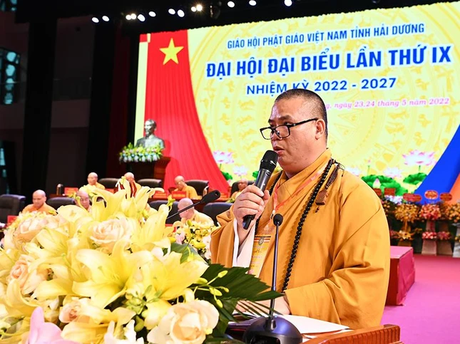 Thượng tọa Thích Thanh Hiền trình bày tham luận