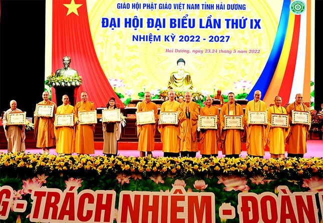 Hòa thượng Thích Quảng Tùng trao Bằng tuyên dương công đức đến tập thể, cá nhân xuất sắc