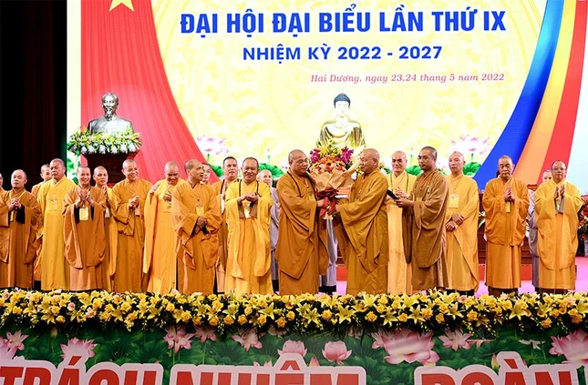Tặng hoa chúc mừng đến tân Ban Trị sự GHPGVN tỉnh Hải Dương, nhiệm kỳ 2022-2027