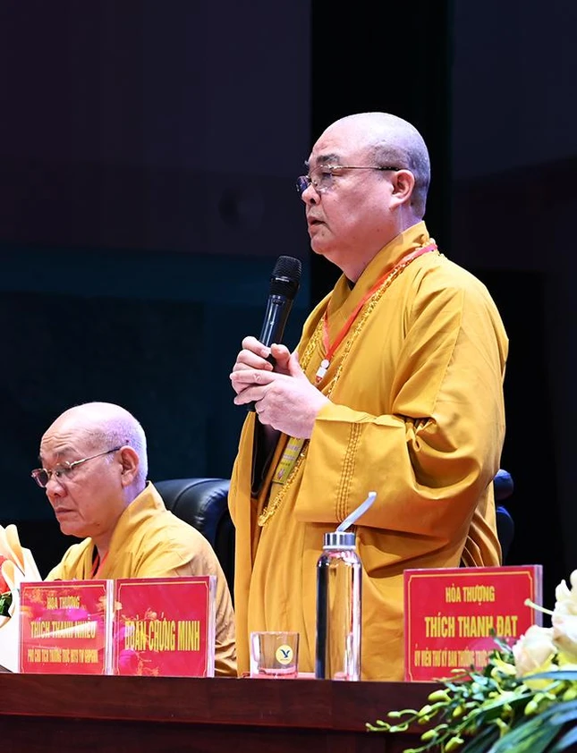 Hòa thượng Thích Thanh Nhiễu ban đạo từ