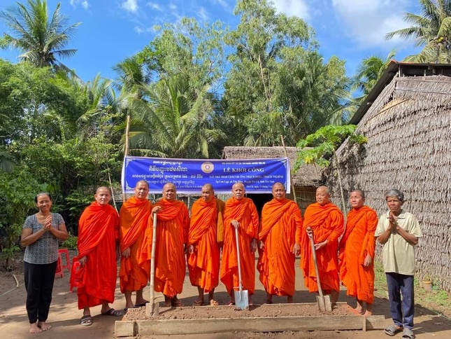 Chư Tăng Hội Hội Đoàn kết Sư sãi yêu nước huyên Trà Cú trong buổi lễ khởi công xây dựng nhà Đại đoàn kết cho hộ gia đình ông Thạch Hoel và bà Thạch Thị Bình
