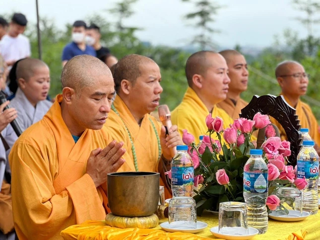 Chư tôn đức tụng kinh cầu nguyện