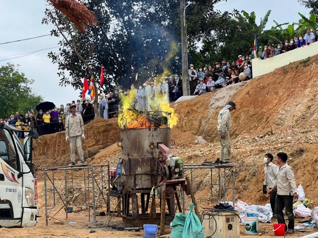 Rót đồng đúc tôn tượng Đức Phật A Di Đà tại chùa Tiên