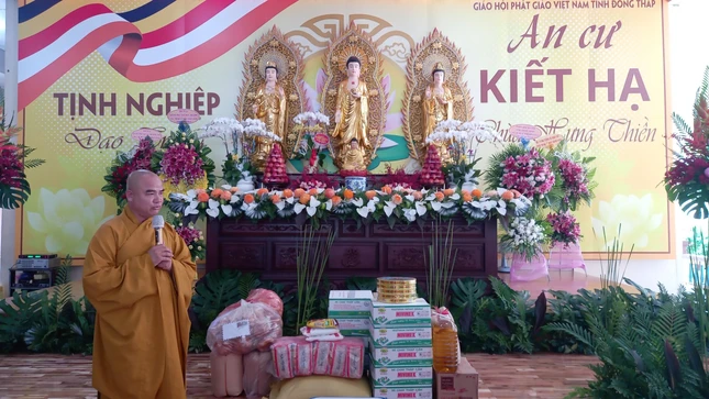 Thượng tọa Thích Tĩnh Triệt phát biểu tại buổi cúng dường ở trường hạ chùa Hưng Thiền