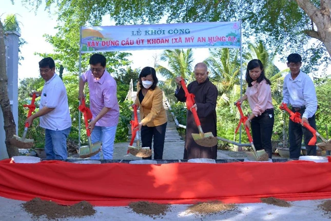 Hòa thượng Thích Hoằng Tri cùng đại diện chính quyền địa phương chính thức khởi công xây dựng cầu Út Khoan