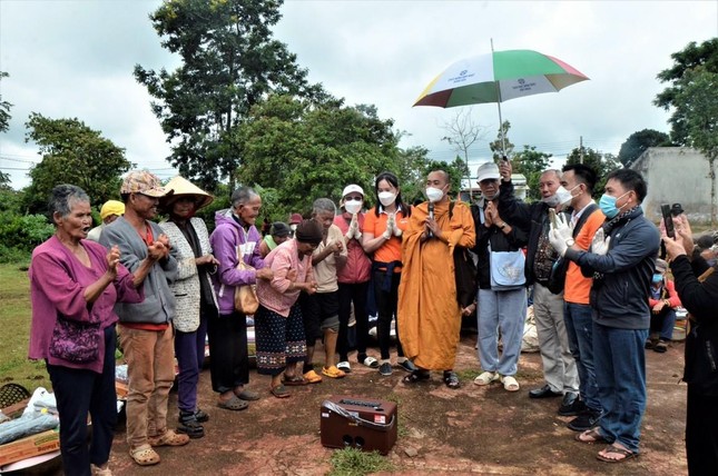 Trao quà đến người bệnh phong