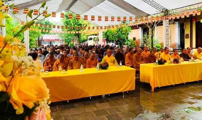 Chư Tăng Ni, Phật tử tham dự buổi lễ Chư Tăng Ni, Phật tử tham dự buổi lễ