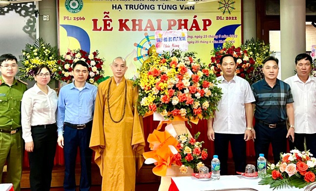 Tặng hoa chúc mừng buổi lễ Tặng hoa chúc mừng buổi lễ