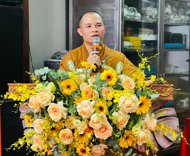 Đại đức Thích Viên Quang đọc diễn văn khai mạc Đại đức Thích Viên Quang đọc diễn văn khai mạc