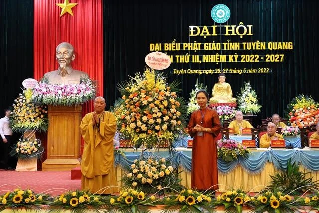 Hòa thượng Thích Gia Quang nhận hoa chúc mừng của Ban Tôn giáo Chính phủ