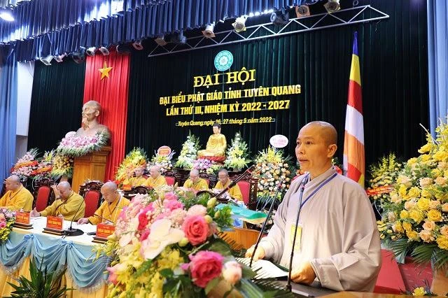 Sư cô Thích Đàm Nghiêm trình bày tham luận