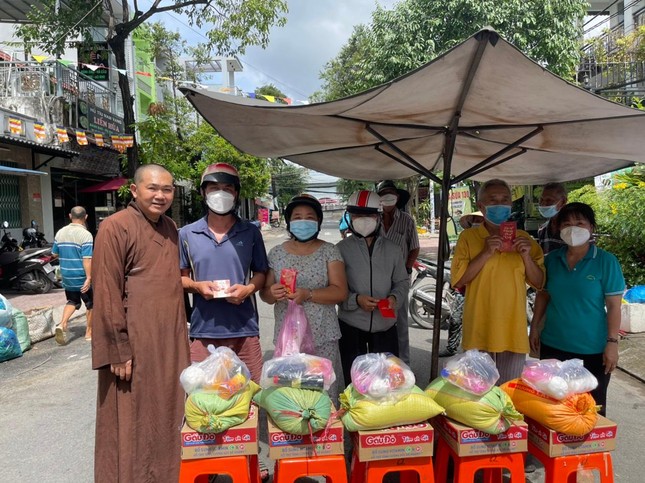 Thượng tọa Thích Lệ Quang tận tay trao quà đến người dân