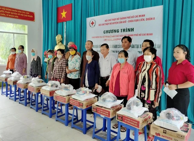 Trao quà đến bà con nghèo tại xã Bình Khánh, huyện Cần Giờ, TP.HCM