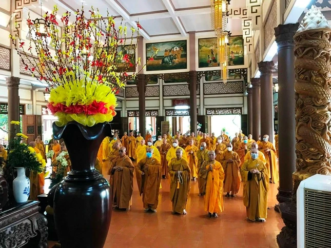 Chư Tăng vân tập tại chánh điện chùa Long Sơn tham dự lễ bố-tát