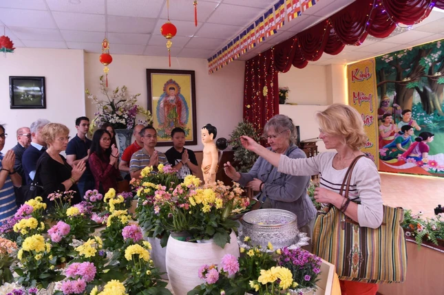 Thành kính thực hiện nghi thức Tắm Phật - Ảnh: NQ Thành kính thực hiện nghi thức Tắm Phật - Ảnh: NQ