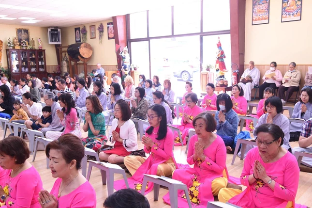 Phật tử đồng tụng thời kinh Phật tử đồng tụng thời kinh