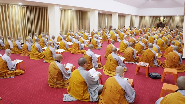 Chư Ni làm lễ bố-tát tại Thiền đường 2