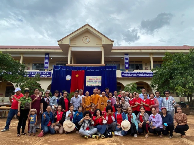 Đoàn từ thiện đến với người đồng bào và các em học sinh tại xã Ia Chia và Ia O