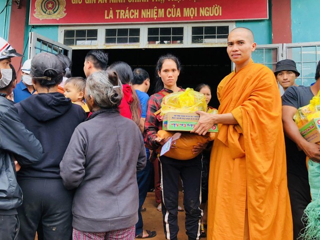 Trao quà đến người dân tại xã Ia Khai, huyện Ia Grai