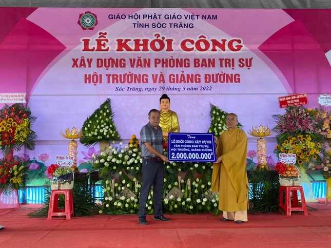 Trao bảng tượng trưng ủng hộ kinh phí xây dựng