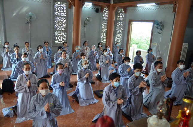 Phật tử tham dự khóa tu Bát Quan trai tại chùa Bát Nhã