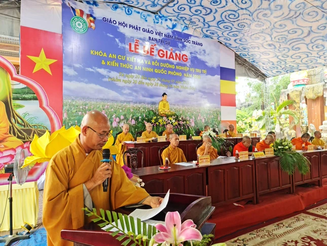 Đại đức Thích Định Hương báo cáo công tác tổ chức khóa học