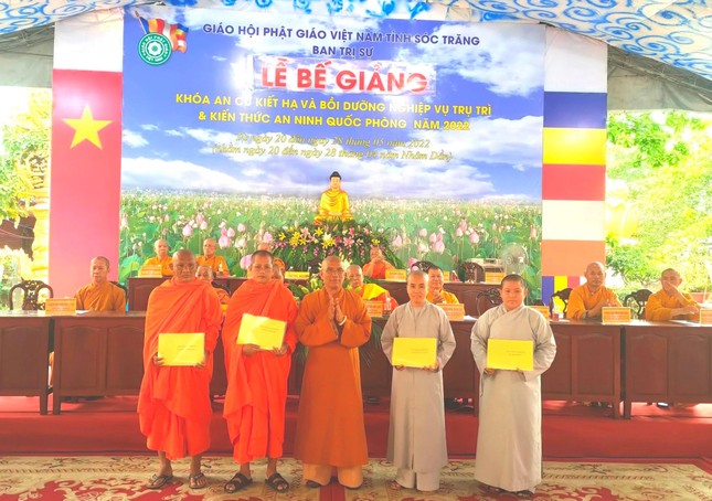 Kết thúc khóa học có 230 vị đủ tiêu chuẩn được cấp giấy chứng nhận tham gia khóa học