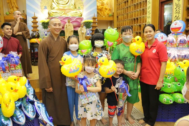 Trao quà đến các bạn nhỏ