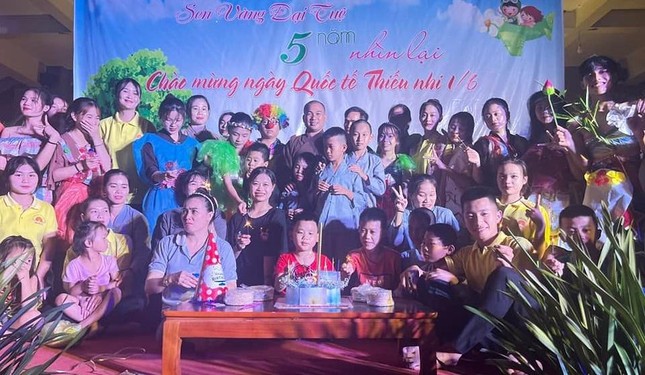 Câu lạc bộ Sen Vàng cắt bánh sinh nhật kỷ niệm 5 năm thành lập Câu lạc bộ Sen Vàng cắt bánh sinh nhật kỷ niệm 5 năm thành lập