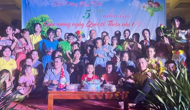 Câu lạc bộ Sen Vàng cắt bánh sinh nhật kỷ niệm 5 năm thành lập Câu lạc bộ Sen Vàng cắt bánh sinh nhật kỷ niệm 5 năm thành lập