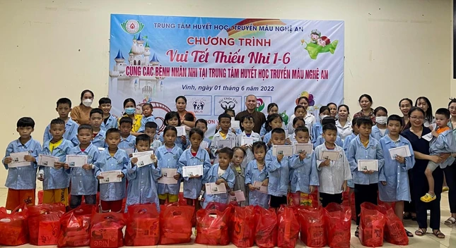 Đại đức Thích Minh Quang tặng quà các em điều trị tại Trung tâm Huyết học truyền máu Nghệ An Đại đức Thích Minh Quang tặng quà các em điều trị tại Trung tâm Huyết học truyền máu Nghệ An