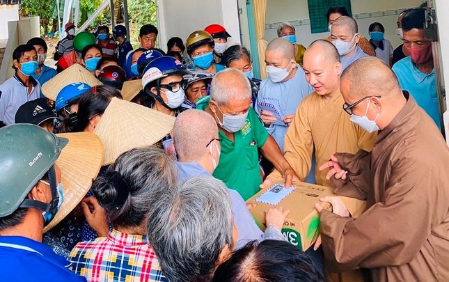 Chư Tăng tận tay trao quà đến bà con
