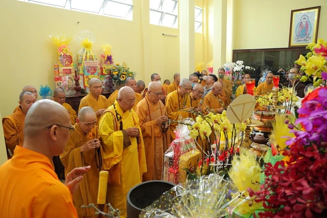 Chư tôn đức dâng hương cầu nguyện