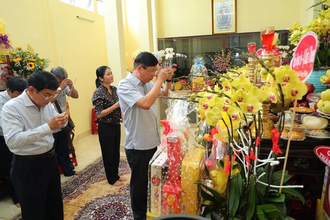 Lãnh đạo chính quyền quận Bình Thạnh thắp hương tưởng niệm