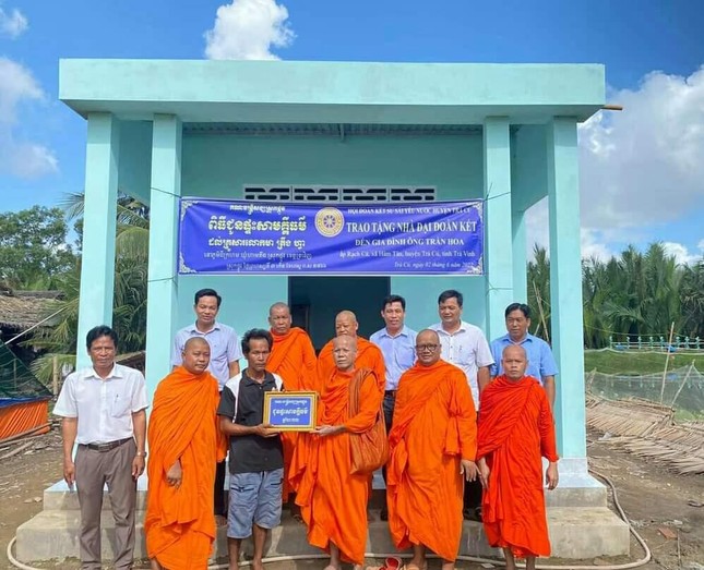 Chư Tăng cùng đại diện chính quyền trong buổi lễ bàn giao nhà đến gia đình ông Trần Hoa