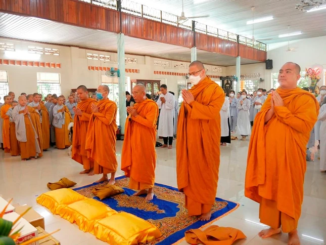 Hòa thượng Minh Lộc tác bạch cúng dường tại chùa Huệ Giác