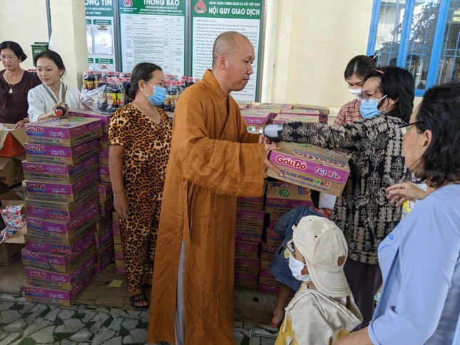 Thượng tọa Thích Minh Thành trao quà đến bà con