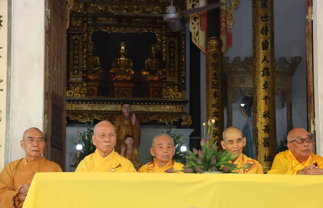 Chư tôn đức chứng minh buổi lễ Chư tôn đức chứng minh buổi lễ