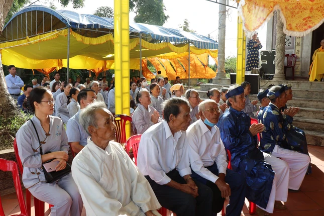 Phật tử, thân hào nhân sĩ trong làng đến dự với lòng cung kính và niềm hoan hỷ trước đại sự tâm linh của quê hương Phật tử, thân hào nhân sĩ trong làng đến dự với lòng cung kính và niềm hoan hỷ trước đại sự tâm linh của quê hương