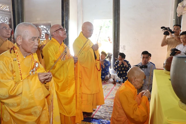 Chư vị giáo phẩm niêm hương bạch Phật Chư vị giáo phẩm niêm hương bạch Phật