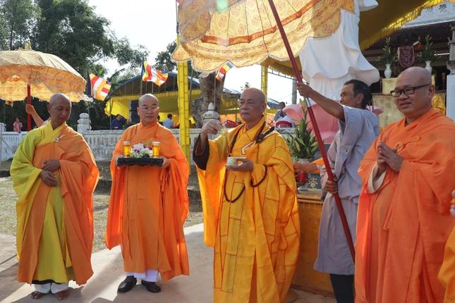 Hòa thượng Giác Đạo thực hiện nghi thức sái tịnh Hòa thượng Giác Đạo thực hiện nghi thức sái tịnh