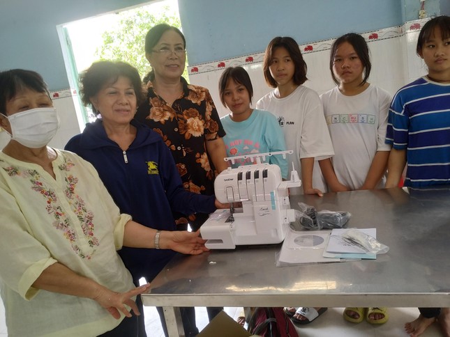 Tặng máy vắt sổ cho lớp may Mái ấm Kim Chi