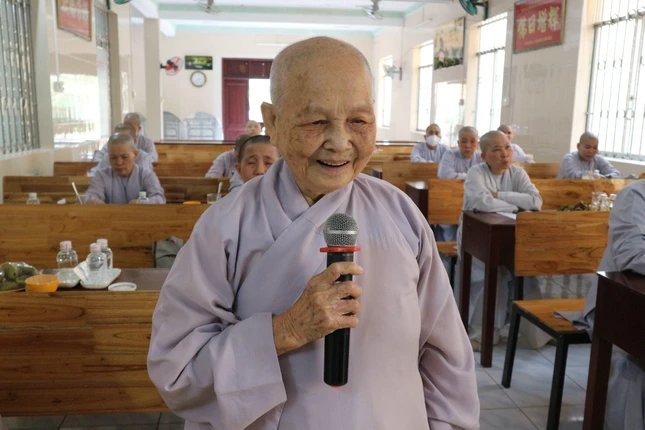 Chư Ni đóng góp ý kiến tại phiên họp