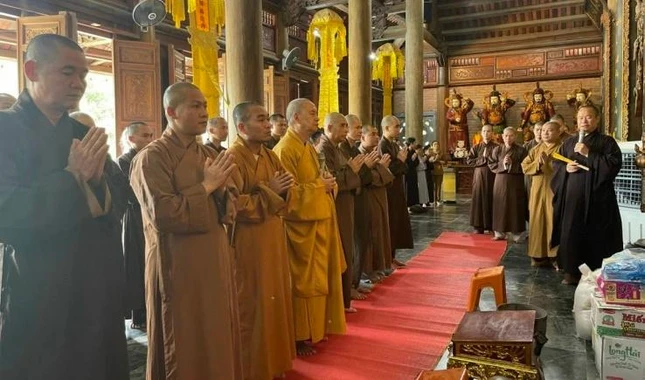 Đoàn đến dâng hương, lễ Phật và cúng dường trai Tăng tại trường hạ chùa Đại Bi