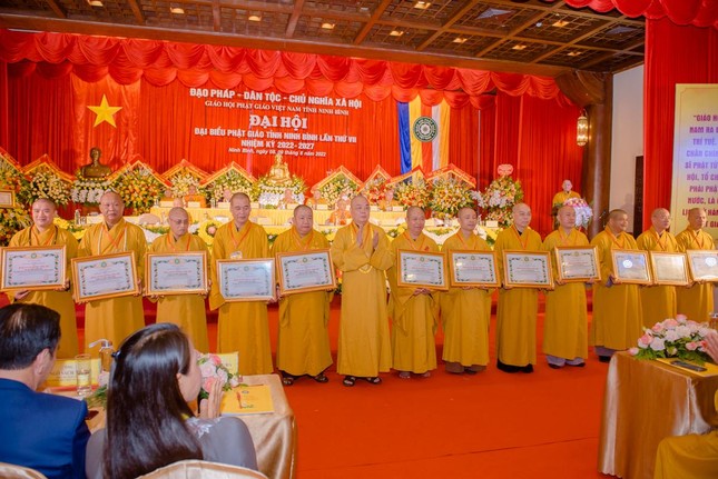 Hòa thượng Thích Thanh Nhiễu tặng Bằng tuyên dương công đức của Trung ương GHPGVN đến tập thể, cá nhân xuất sắc của Phật giáo Ninh Bình