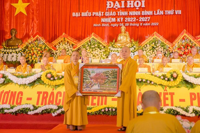 Hòa thượng Thích Thanh Nhiễu tặng quà chúc mừng đến tân Ban Trị sự GHPGVN tỉnh Ninh Bình, nhiệm kỳ 2022-2027