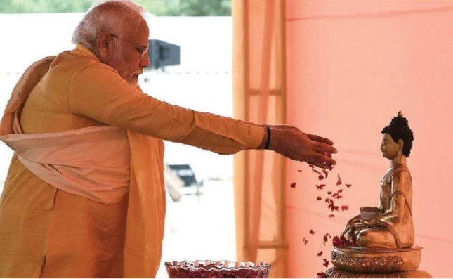 Thủ tướng Narendra Modi rải hoa cúng dường Phật