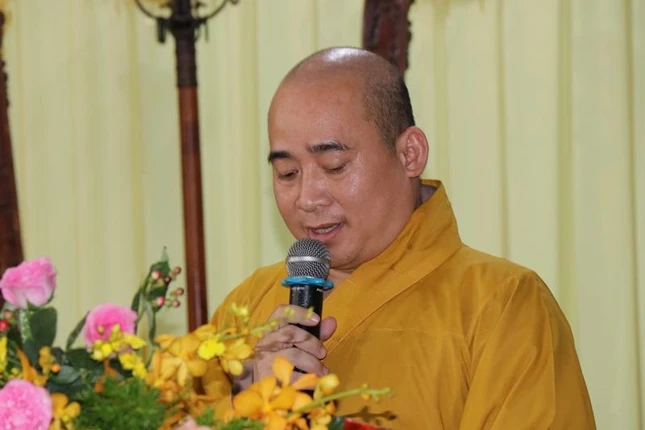 Đại đức Thích Trí Thuận báo cáo kết quả Đại hội đại biểu Phật giáo tỉnh Bến Tre nhiệm kỳ 2022-2027