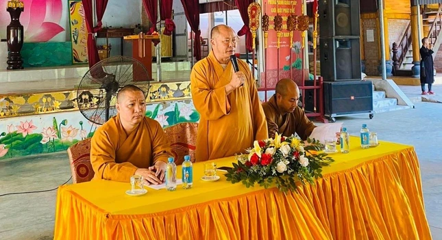 Thượng tọa Thích Tâm Định chủ trì phiên họp