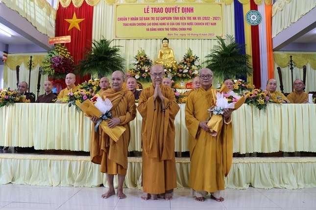 Tặng hoa tri ân đến chư tôn đức đã có nhiều đóng góp cho Ban Trị sự GHPGVN tỉnh Bến Tre qua nhiều nhiệm kỳ